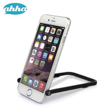 机やテーブルに立てて自撮りができる