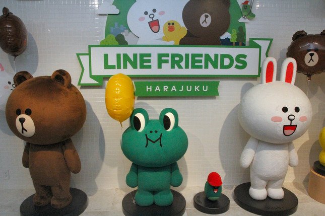 (左から)ブラウン、レナード、コニー、