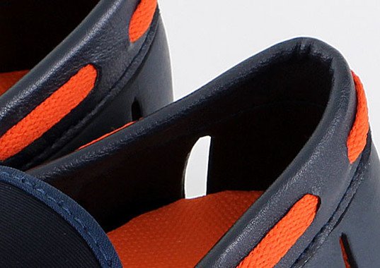 履き口部分はきちんとした印象を与えるPU合皮を使用