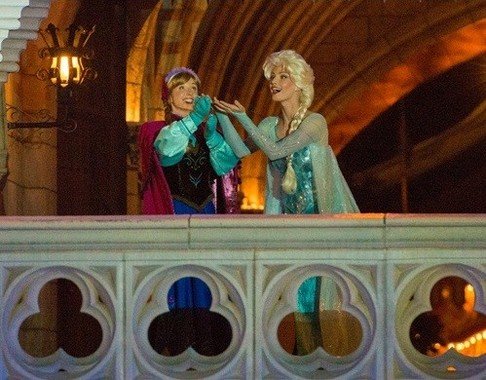 シンデレラ城の下で楽しそうに遊ぶアナ(左)とエルサ（イメージ）（C）Disney