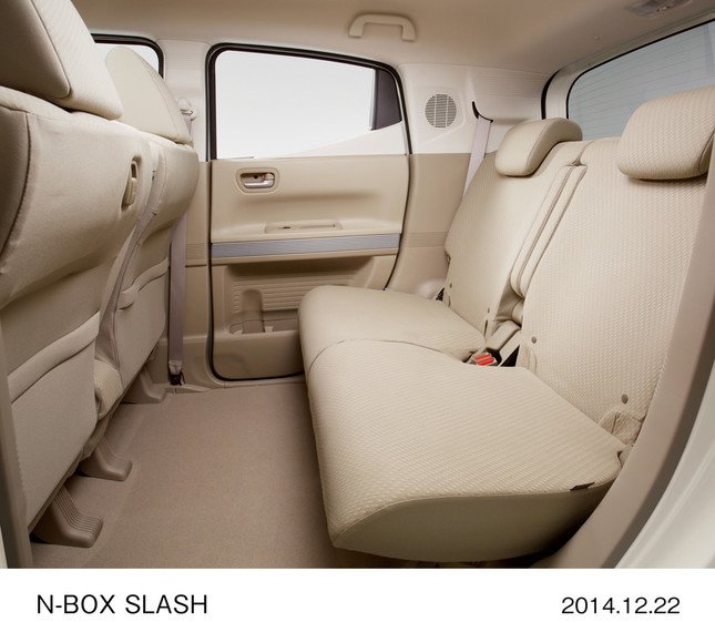 N-BOX SLASH G・Aパッケージ（FF、インテリア：ベージュ、リア席）