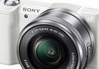 Wi-Fi、NFC搭載でスマホへワンタッチ転送　ソニーのミラーレス一眼「α5000」