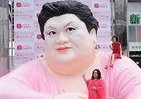 「超大型マツコ」が新宿駅東口に出現　等身大戸田恵梨香と「春こそイメチェン！」