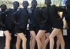 顔面黒塗りのASTIGU「脚女」がJR品川駅でダンスパフォーマンス