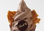 リンツの「ソフト ショコラ」をオリジナルチョコワッフルコーンで　濃厚アイスにマッチするビターな味わい