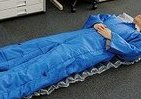 災害時、オフィス待機でもぐっすり快眠　いざという時すぐ動ける簡易寝袋＆エアーマット