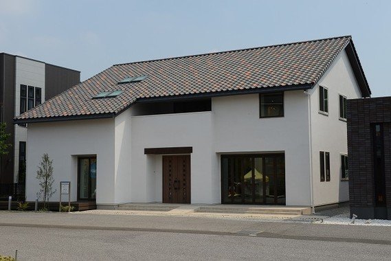 モダンカントリーの家にバージョンアップ　モニター価格で特別仕様に