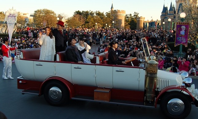 オープンカーに乗りサプライズ出演した日本語版出演者ら