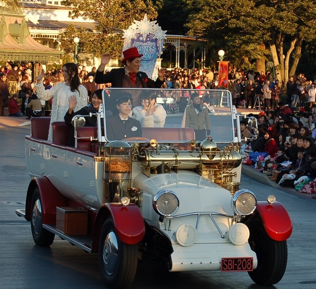 オープンカーに乗りサプライズ出演した日本語版出演者ら