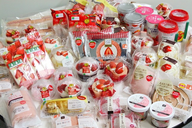 コンビニのイチゴスイーツ食べ比べ