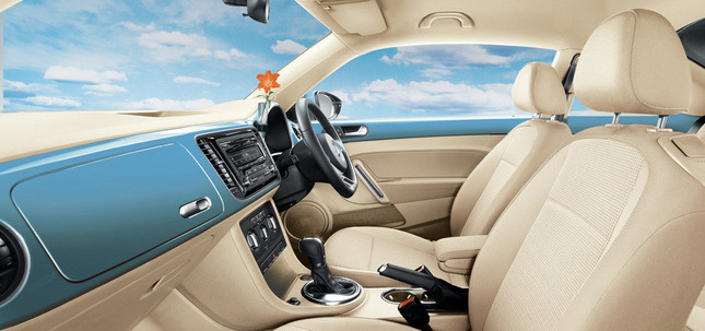 「デニムブルー」モデルには、柔らかなベージュ色のシート＆トリムを採用