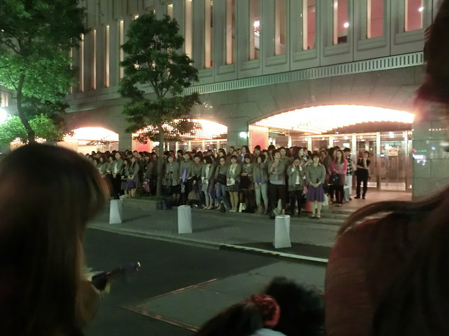 楽屋の出入りを待って送り迎えをする「出待ち」「入り待ち」はごく日常の風景