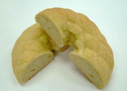 表面のビスケットはしっとり食感、ベーグル生地はほんのりと甘くもちっとした食感に仕上げた