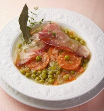 アンディアーモ（六本木けやき坂通り1階）で提供される「スナフキンの荒野の五目スープ」