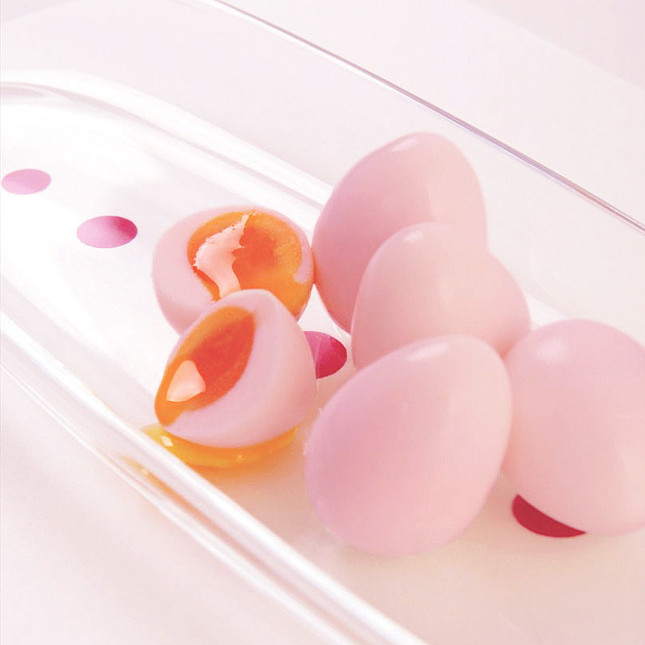 うっすらピンク色に染まったうずらの卵