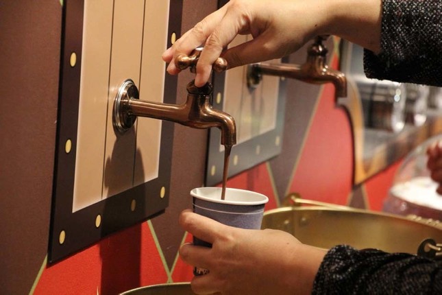 「ショコラ伯爵の館」のチョコドリンクが出る魔法の蛇口