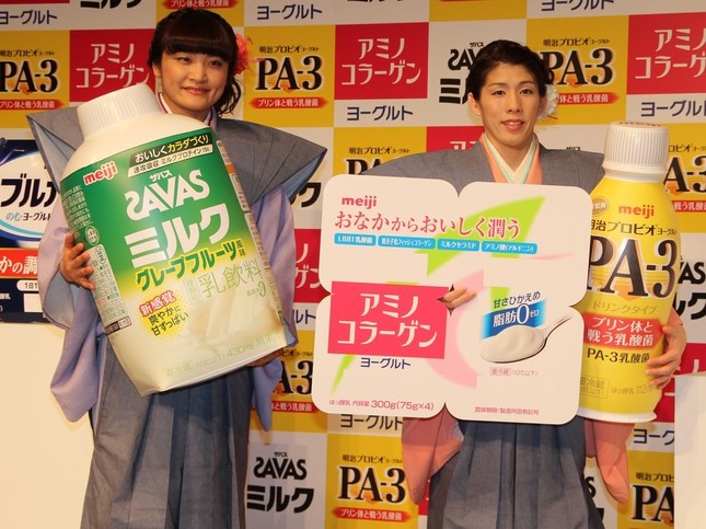 明治のイベントに出席した吉田沙保里選手と伊調馨選手