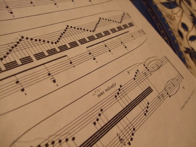 噴水から放たれる水をあたかも描いているかのような音符たち