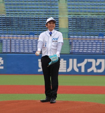 マウンドに立つ有吉弘行さん