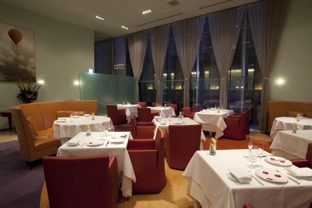 店名はイタリア語の「灯台」から