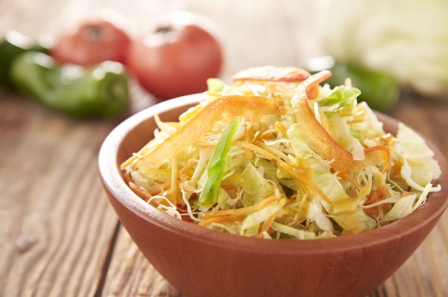 朝からサラダでビタミン補給