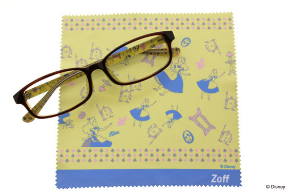 今春旬カラーのイエローをベースに、スケッチのアリスや白ウサギ、トランプモチーフで世界観を表現