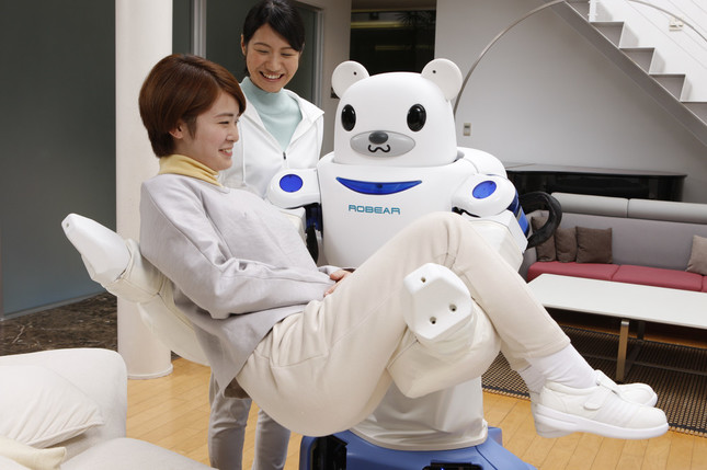 ロボットのクマだからROBEAR（写真提供：理化学研究所）