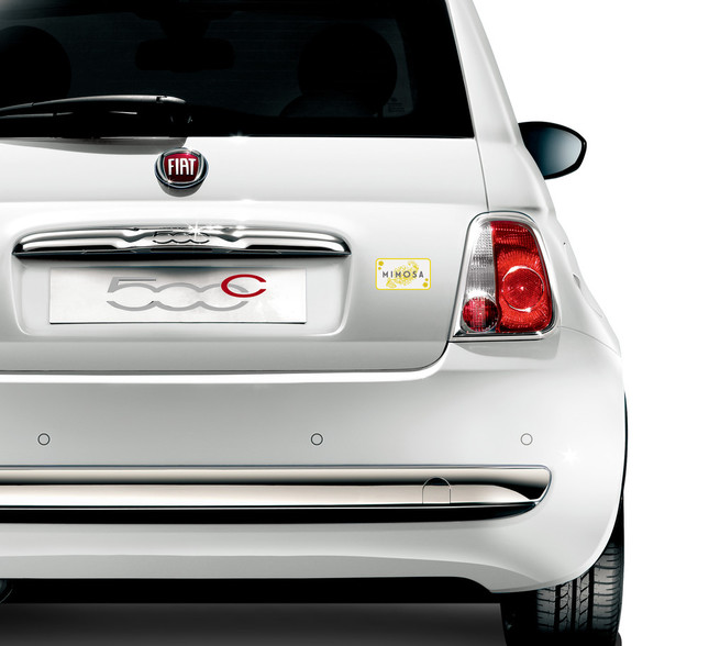 リアゲートにオリジナルエンブレムを装着