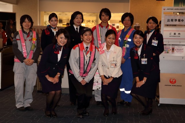 給油やグランドハンドリングなど、あらゆる職種の女性スタッフが一堂に会した
