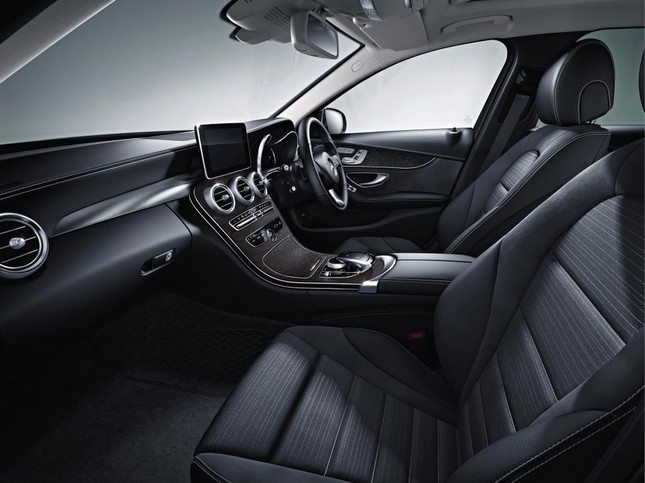 標準モデルでは、ファブリック、アルティコレザー、ダイナミカレザーの3種類の素材を組み合わせたシートを採用