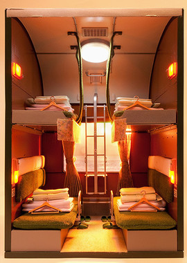 薄暮のなかで室内灯と読書灯を点灯