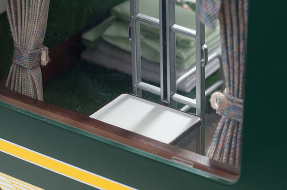 窓際のテーブルとはしご