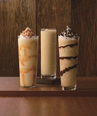 「クランチブラウニーチョコ」（右）と「キャラメルチョコチップ」（左）