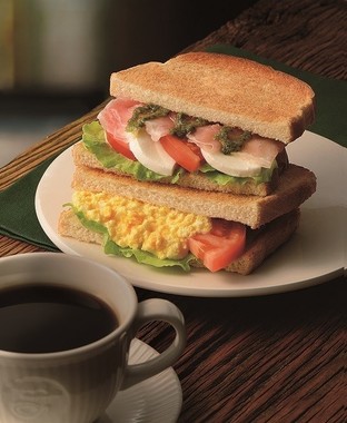 「2つのサンド　生ハムのカプレーゼとタマゴ」