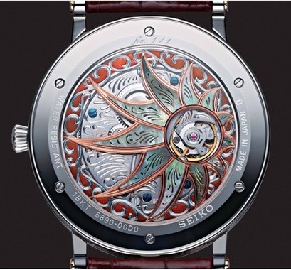 唐草文様の彫金が美しい高級ドレスウォッチ