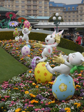園内のイースターのオブジェ