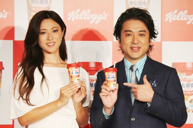 新CM発表会に登場した深田恭子さんとムロツヨシさん