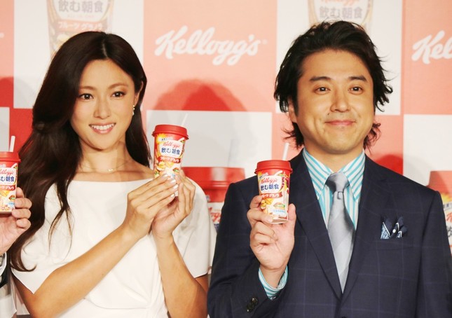 新CM発表会に登場した深田恭子さんとムロツヨシさん
