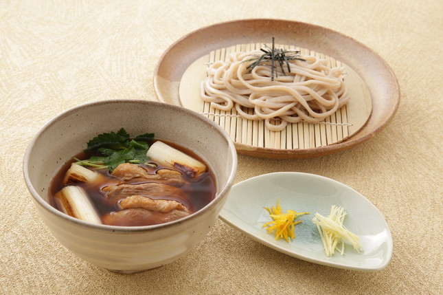 素朴な麺と風味豊かな鴨肉