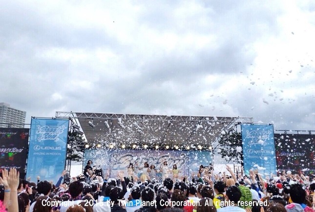 大量の泡が噴射されているライブステージ