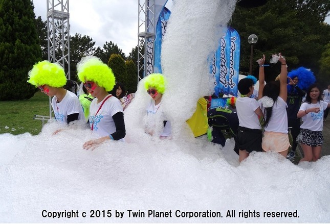 腰までバブルにつかり…