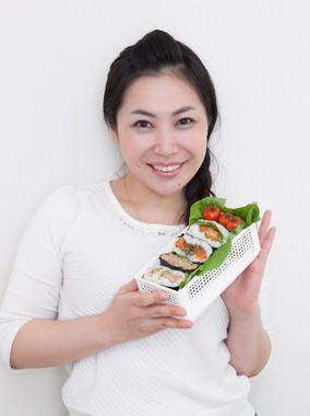 「おにぎらず」を手に持つオガワチエコ氏