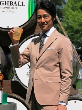 乾杯する「ウイスキーアンバサダー」の堤真一さん