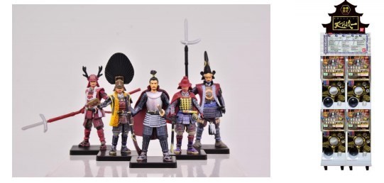 名城を訪れた記念にガシャポンでフィギュアを