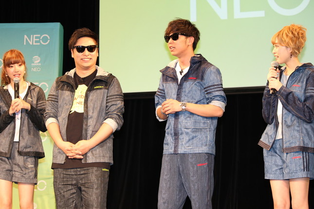 ラフなファッションで登場した8.6秒バズーカーの2人