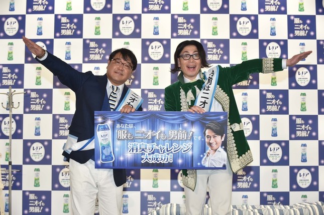 「ニオイカッター」ふたりで披露