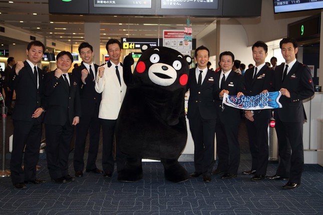 恒例の「こいのぼりフライト」のCA8人は全員男性だ