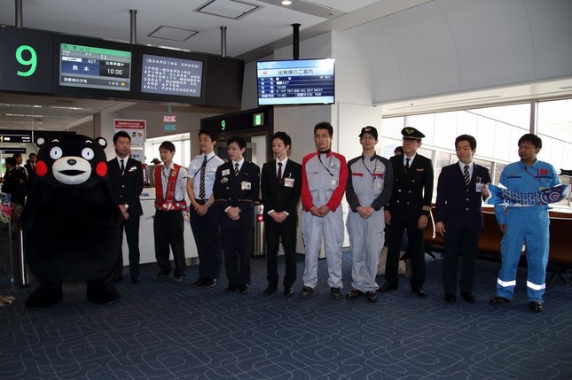 さまざまな職種の男性スタッフが制服姿で自己紹介した