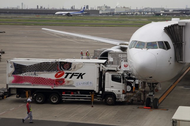 機内食を載せるトラックにもこいのぼりの飾り付けが施された