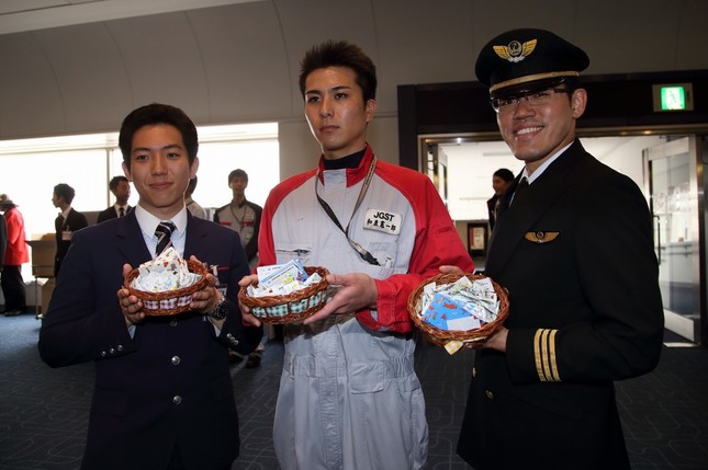 乗客には手書きの「感謝カード」が配られた